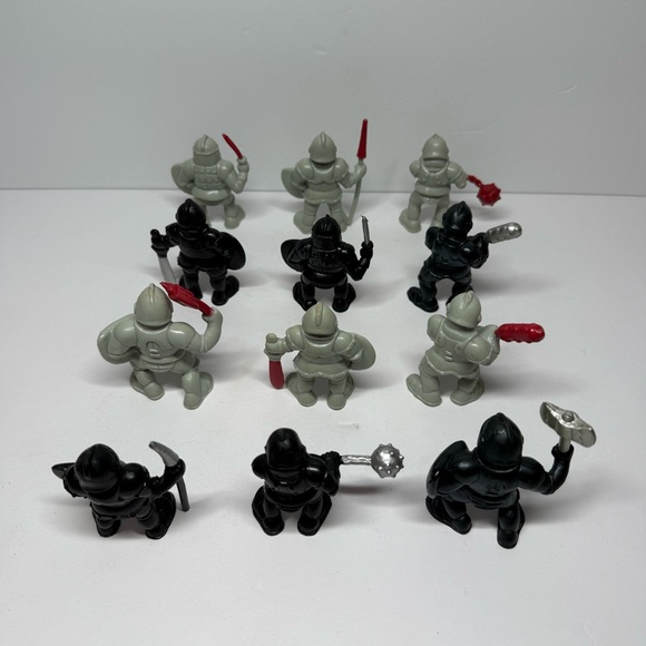 Red Box Mixed Lot of 12 Castle Knights Crusaders Black & Gray 2.75” Toy Figures - Picture 4 of 9